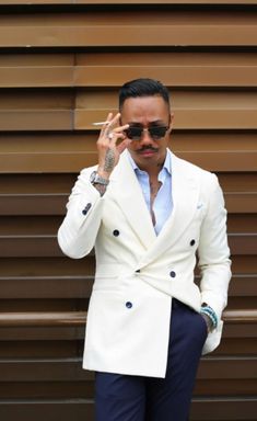 White Party Outfit Men, Stylish Mens Suits, White Dinner, Formal Fashion, Dress Suits For Men, Mens Attire, Wedding Groomsmen