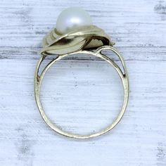 N8135 Vintage 14K Yellow Gold 7.5mm Pearl Ring Retro Swirl Design Luxury 6.5 AMAZING SOLID 14K GOLD PEARL RING. BIG RETRO SWIRLS, WHAT A GREAT COCKTAIL RING. WONDERFUL HIGHEST QUALITY. JUST PART OF MY MOST RECENT ESTATE FINDS! FOLLOW ME TO SEE THEM ALL! Metal: 14K Yellow Gold Metal Purity: 14k Material: 7.5mm Pearl Ring Size: 6.5 Other Dimensions: 14.2mm W Form: Ring Retro Swirl Design Luxury Age: Vintage Weight (Grams): 4.1 IT IS IN EXCELLENT ESTATE CONDITION ALL ITEMS LISTED AS GOLD ARE EITHER Formal 14k Gold Spiral Jewelry, 14k Gold Spiral Jewelry For Anniversary, Classic Spiral Jewelry For Formal Occasions, Elegant Yellow Gold Swirl Jewelry, Spiral Yellow Gold Jewelry For Anniversary, Elegant Swirl Shaped Wedding Jewelry, Elegant 14k Gold Spiral Rings, Elegant Spiral Yellow Gold Ring, Spiral 14k Gold Wedding Ring