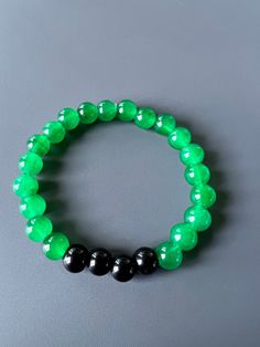 Stretchy handmade bracelet with green and black glass beads. Hand Beads, Silver Bead Earrings, Green Hand, Stretchy Bracelets, Pink Bracelet, Handmade Bracelet, Color Therapy, Green And Black, Black Glass