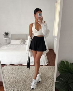 Black Skater Skirt Outfit, Black Tennis Skirt Outfit, Black Skirt Outfit Summer, Mini Skirts Outfits Summer, Skater Dress Outfit, Skater Skirt Outfit, Black Mini Skirt Outfit, Tennis Skirt Outfits