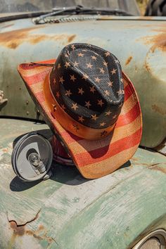 TX-704V from the Saddleback Collection is the perfect addition to your summer wardrobe. Crafted with genuine Toyo straw and genuine leather, this stylish hat features a shapeable wired brim and a 3.5 inch brim. Expertly adorned with a classic American flag pattern and star pins, this is a timeless piece that will elevate any look. Stylish Hats, Classic American, Summer Wardrobe, Timeless Pieces, American Flag, Genuine Leather, Leather, Pattern