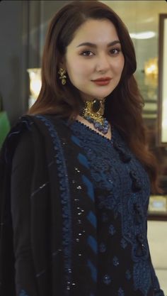 Simple Mehndi Dresses, Mahira Khan Dresses, Affan Waheed, Asian Wedding Dress Pakistani, Light Makeup Looks, Easy Hairstyles For Thick Hair, Hania Amir, Asian Wedding Dress, Velvet Dress Designs