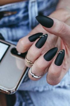 Les ongles stilettos noirs sont l'emblème de l'élégance en manucure. Leur forme audacieuse et pointue demeure une tendance incontournable du nail art. Polyvalents et chics, ils s'accordent à toutes les tenues, offrant un look avant-gardiste en 2024. Découvrons ensemble 35 idées élégantes qui vous aideront à adopter ce style unique. Nail Hoop Piercing, Neon Nail Designs, Nail Piercing, Image Nails, Style Royal, Nice Nails, Casual Nails, Isopropyl Alcohol