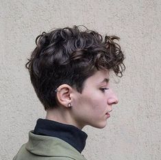 Tomboy Haircut, Woman With Curly Hair, Androgynous Haircut, Curly Pixie Cuts, Short Curly Haircuts, Messy Short Hair, Short Wavy Hair