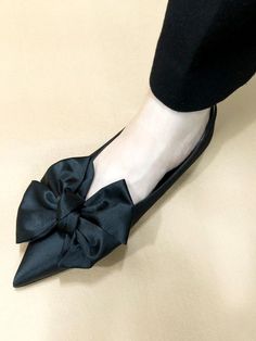 Based on classic beauty and splendor, it expresses shoes with a feminine and modern sensibility.- Attractive flat shoes with voluminous ribbon - Feminine mood point toe - Luxurious satin used with subtle gloss- Great to match with any outfits Formal Slip-on Heels With Bow, Chic Slip-on Ballet Flats For Formal Occasions, Feminine Low Heel Ballet Flats For Evening, Chic Ballet Flats For Galas, Chic Formal Flats With Low Heel, Elegant Evening Ballet Flats With Satin Bow, Feminine Slip-on Ballet Flats For Formal Occasions, Feminine Closed Toe Ballet Flats For Evening, Feminine Evening Ballet Flats With Flat Heel