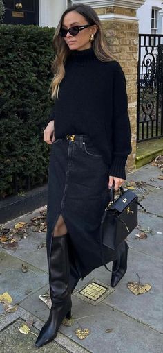 New York Street Style Autumn, Autumn Outfits Women Classy, Autumn Midi Skirt Outfit, Milan Street Style Winter 2023, Black Jeans Skirt Outfit, Jean Skirt Fall Outfits, Milan Street Style 2023, Fall Skirt Outfits With Boots, Casual Chique Stijl