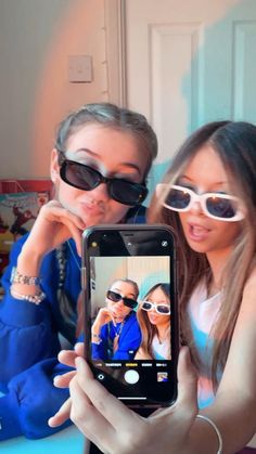 Birthday Selfie, Cute Friend Poses, Foto Best Friend, Photo Hacks, Bff Poses, Friendship Photoshoot, Photo Recreation, Poses Selfie