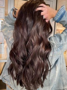 Deep Brown Hair, Pelo Cafe, Black Hair Balayage, Dark Brunette Hair, Chestnut Hair Color, Brown Hair Inspo, Brown Hair Balayage, Hair Solutions, Hair Color And Cut