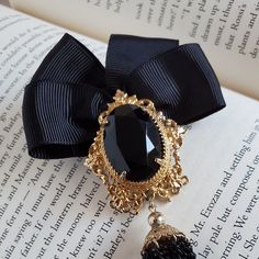 Luxury Black Brooch Jewelry, Luxury Black Jewelry Brooch, Luxury Black Jewelry With Brooch, Antique Black Brooch For Gift, Luxury Black Wedding Brooches, Black Brooch For Formal Occasions, Antique Black Brooches For Evening, Antique Black Brooch For Evening, Antique Black Evening Brooch