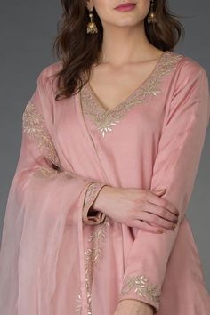 Gotta Patti Neck Designs, Pink Kurti Design, Gotapatti Work Kurti, Gotta Patti Suits, Suit Neck Designs Indian, Suit Designs Indian Style, Gota Patti Work, Salwar Suits Party Wear, Gotta Patti