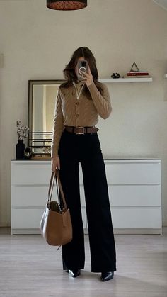 Credits to @catharinaelisabethx #OutfitInspiration #FashionTrends #StreetStyle #OOTD #StyleInspo #CasualChic #WardrobeGoals Fashion Outfits Fall, Classy Fall Outfits, Sophisticated Outfits, Stylish Work Attire, Outfit Inspo Casual, Casual Day Outfits, Classy Casual Outfits, Stylish Work Outfits