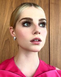 Estas son las tendencias de belleza del otoño 2019 Belleza - EL CORTE INGLÉS Lucy Boynton, Natural Lipstick, Lips Shades, Long Lashes, Light Makeup, Celebrity Makeup, Makati, Makeup Trends, Maquillaje De Ojos