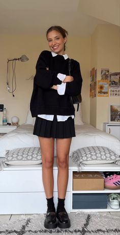 School Skirt Outfits, Black Woman Braids, Woman Braids, Instagram Outfit Ideas, Braids Easy, Pleated Skirt Outfit, Tennis Skirt Outfit, School Uniform Outfits