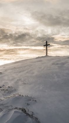 a cross on top of a snowy hill with the words crucis jesus - contigo empezo tod