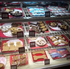 a display case filled with lots of different types of cookies