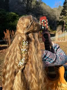 Hippie Hairstyles 70s, Flowers In Hair Aesthetic, Fulani Braids Goddess, Fairy Hairstyles, Hippie Hairstyles, Braids And Twists