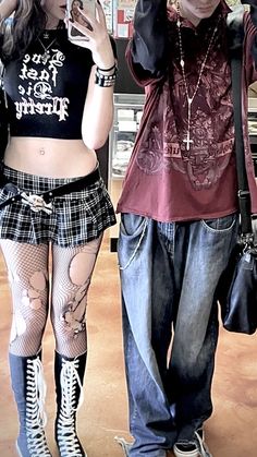 Small Shirt Big Pants Outfit Grunge, Edgy 2000s Fashion, Y2k Emo Fits, Emo Summer Fits, Emo Outfit Ideas 2000s, Emo Outfit Inspo 2000s, 90s Emo Fashion, Emo Fits 2000s