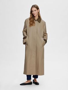 Upgrade je stijl met deze trenchcoat, vernieuwd met stijlvolle corduroy accenten. Een moderne interpretatie van een tijdloze favoriet, deze jas combineert moeiteloos verfijning met eigentijdse flair, waardoor het een veelzijdig statementstuk is. Tandem, Week End, Modern Woman, Timeless Elegance, Porter, Online Shop, Casual Outfits