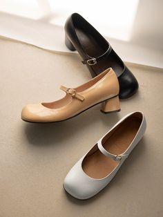 Editor's NotesByeuuns's modern shoes made of glossy leather can be matched well with daily summer stylings.- Modern and simple mood- Modern casual round toe- Wide and stable heel shape- Comfortable fit- Non-slip outsole- Daily point itemMeasurements(in.)- Sie KR 225MM ~ 250MM (US 5.5 - US 8)- Heel height: 1.6 in.*Fits true to the size.*If you want to change the heel height to 0.8in. or 2.4in.  please leave a request through customer service. Composition & Care- Cowhide  Pig skin- Natura Classic Summer Mary Janes With Round Toe, Spring Patent Leather Court Shoes With Contrasting Heel, Spring Patent Leather Mary Janes With Low Heel, Spring Patent Leather Mary Janes With Block Heel, Spring Patent Leather Mary Janes For Office, Spring Office Mary Janes In Patent Leather, Formal Mary Janes With Round Toe For Summer, Formal Summer Mary Janes With Round Toe, Summer Court Shoes With Contrasting Heel And Round Toe