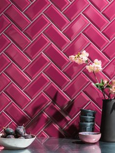 magenta kitchen splashback tiles Viva Magenta Home Decor, Fuschia Kitchen, Magenta Interior Design, Magenta Kitchen, Magenta Pantone, Coral Pantone, Rose Fushia, Blue Photography