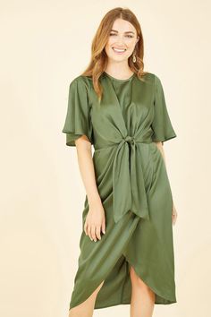 In luxurious feeling satin that drapes around the body elegantly, this split hem midi dress is the perfect plus one to any wedding invite this season. The flowing short sleeves and high neck line are the perfect companion to the stunning tie detail at the waist. This olive green satin is best pair with gold accessories. Plain Canvas, Bold Accessories, Oasis Fashion, Midi Dress Casual, Flattering Dresses, Satin Midi Dress, Green Midi Dress, Dress Shapes, Kimono Dress