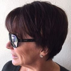 Short Layered Haircut Simple Short Hairstyles, Short Hairstyles Over 50, Classy Hairstyles, Short Hairdos, Hairstyles For Women Over 50, Mom Hairstyles, Hairstyles Over 50