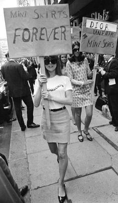 Stile Pin Up, Dior Forever, Swinging Sixties, Skirt Denim, Jane Birkin, 1960s Fashion, Jolie Photo