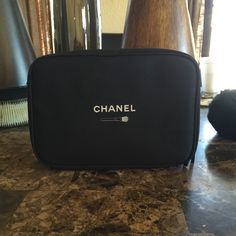 Authentic Chanel Brush Bag. Never Used New Condition. Chanel Cosmetic Bag, Chanel Makeup Bag, Chanel Brushes, Christian Dior Makeup, Chanel Cosmetics, Clear Cosmetic Bag, Vanity Bag, Chanel Mini, Chanel Makeup