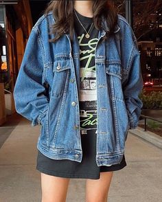 Oversized Denim Jacket Outfit Aesthetic, Jean Jacket And Dress Outfit, Tumbler Outfit, Astrology Outfits, Baggy Jean Jacket, Oversized Jean Jacket Outfit, Bedroom List, Women Trendy Outfits, Uni Ootd