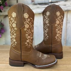 The price already INCLUDES taxes and shipping anywhere in the United States. This is the SB-Coqueta western boot for women, a must-have in any wardrobe for its versatility and style. In such an attractive tone, this boot shows off a delicate embroidery of little flowers that enhance its design. With a Bulldog last and square toe, it perfectly combines comfort with elegance. Made of crazy leather, with a high-quality leather upper and lining and a cowhide sole, it guarantees durability and comfor Women Ariat Boots, Boots For Quinceanera, Country Boots Women, Boots Vaqueras, Quince Boots, Mexican Boots For Women, Womens Square Toe Cowboy Boots, Boots For Women Cowboy