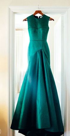 Structured Dresses, Emerald Gown, Weddings Dress, Modest Formal Dresses, Long Gowns, Dress Closet, Pageant Gowns, Green Prom Dress, Satin Prom Dress