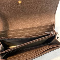 Gucci Ophidia GG Continental Supreme Wallet In great condition comes with certificate of ity. Wallet Gucci, Gucci Ophidia, Gold Ounce, Certificate Of Authenticity, Chic Me, Timeless Handbag, Global Style, Diaper Backpack, Vuitton Bag