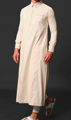 QL SULTAN Smart Kamishirt Thobe in Beige and Gold - QABA'IL Modern Islamic Clothing, Thobes Men, Habits Musulmans, Party Bottoms, Relaxed Trousers, Muslim Men, Islamic Clothing, Muslim Girls, Leicester