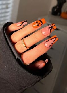 40+ Spooky and Fun Halloween Nail Art Ideas - HubPages Black Halloween Nails, Halloween Nails Easy, Pumpkin Nails, Halloween Nail Designs