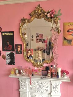 Y2k bedroom 2000s 90s girl bedroom teen bedroom Wall Trinkets, Pink Room Ideas Aesthetic, Vintage Glamour Decor, 70s Room Decor, Teen Idle, Aesthetic Rooms, Dreamy Room, Dream Room Inspiration