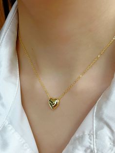 1.El collar de corazón es un accesorio impresionante y versátil que se puede usar en cualquier ocasión, desde salidas informales hasta eventos formales;

 2. Usar un collar de corazón puede transmitir un sentido de lealtad al amor;

 3. Es un regalo ideal para novia y amante;

 4. Se considera que la forma del corazón la tienes en el corazón;

 5.El 1 palo con el corazón simboliza solo a ti como novia o amante en el corazón;


 Material: Plata de ley, chapado en oro de 14 quilates, rodio


 Pes Diamond Necklace Jewelry, Heart Shape Necklace, Women Looks, Small Heart Necklace, Heart Necklaces, Sterling Silver Heart Necklace, Heart Shaped Necklace, Hollow Heart, Silver Jewelry Necklace