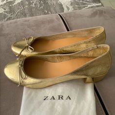 Zara Nwot Trafaluc Collection Gold Metallic Genuine Leather Ballet Heeled Flats/Shoes Size Us 9/ Eur 40. Purchased Last Pair From The Store The Bottom Soles Look Like They Were Tried On Many Times. Never Worn! Great Quality And Condition! Low 1.5” Heels. Super Cute And Comfortable. Soft Sheepskin Leather Upper And Insole. Leather Made From High-Quality Leather. Any Wrinkles Or Irregularities Are Natural Characteristics Of The Leather, Making Each Piece Unique. Made In India. See Pictures For Mor Chic Gold Leather Ballet Flats, Gold Leather Heels For Spring, Gold Leather Flats With Low Heel, Party Leather Flats With Round Toe, Party Leather Round Toe Flats, Leather Party Flats With Round Toe, Chic Flats With Padded Heel And Round Toe, Gold Flats With Leather Sole And Low Heel, Gold Leather Ballet Flats For Formal Occasions