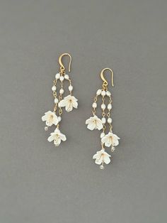 Romantic and feminine, these flower boho wedding gold earrings are the perfect touch to add a statement to your wedding day look. This set of delicate bridal earrings are handcrafted with a detailed, clay White flower, Natural pearls ! Floral Gold Jewellery, Floral Pearl Earrings, Delicate Bridal Earrings, Wedding Earrings Gold, Earrings Gold Pearl, Pearl Wedding Earrings, White Flower Earring, Gold Earrings Wedding, Cute Engagement Rings