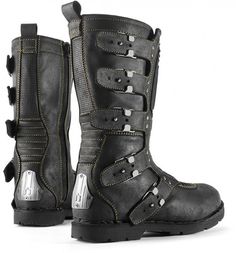 Icon1000 Elsinore motorcycle boot. Okay, look. I don't ride. But man, would these look sweet on me. Hipster Shoes, Biker Gear, Gear List, Cyberpunk Fashion, Black Motorcycle, One Thousand, Mens Leather Boots, Bike Gear