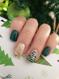 Christmas Nail Shelac, Green And Gold Pedicure Ideas, Christmas Nails 2023 Dip, Simple Xmas Nails Green, Christmas Gel Manicure Ideas, Christmas New Years Nails Short, Christmas Nails 2023 Trends Green, 2023 Christmas Nails, Christmas Manicure Ideas For Short Nails