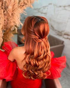 Daniele Quintino | Penteados | Mais uma belíssima inspiração de penteado preso super despojado✨✨ Trança Falsa . Já curte, comenta e compartilha aqui se você gostou ❤️👇🏼... | Instagram