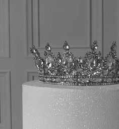 Silver Birthday Crown, Silver Crown Aesthetic, Silver And White Aesthetic, Silver Quotes Aesthetic, Silver Queens Aesthetic, White Crown Aesthetic, Light Queen Aesthetic, Silver White Aesthetic, Soft Silver Aesthetic