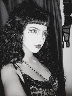 Goth Hairstyles With Bangs, Goth Hair Inspiration, Curly Haired Goth, Gothic Curly Hair, Alt Hair Curly, Curly Goth Hairstyles, Goth Curly Hairstyles, Gothabilly Hair, Curly Goth Hair