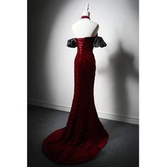 Step into a world of luxury with our Burgundy Velvet Evening Dress. This exquisite gown features a deep burgundy velvet fabric that exudes elegance and sophistication. The bodice is beautifully adorned with delicate pearl chains, adding a touch of glamour and refinement. Designed with off-the-shoulder sleeves, this dress offers a romantic and timeless look. The fitted silhouette flatters your figure, while the flowing floor-length skirt adds a dramatic touch. Perfect for weddings, evening events Wine Red Prom Dress, Red Satin Prom Dress, Simple Party Dress, Prom Dress Burgundy, Mermaid Sweetheart, Multi Way Dress, Velvet Prom Dress, Prom Dresses Two Piece, Burgundy Prom Dress