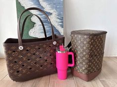 Bogg Bag Accessories Ideas, Designer Beach Bags, Beach Accessories Must Have, Bogg Bag Uses, Keychain Decor, Lv Inspired, Read Read Read, Brown Beach, Small Cooler