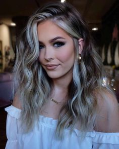 Brown Hair With Blonde, Tan Skin Blonde Hair, Rambut Brunette, Money Piece, Hair Makeover, Brown Blonde Hair, Hair Color And Cut, Hair Inspiration Color, Hair Inspo Color