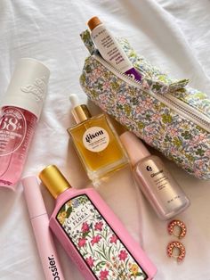 Perfume. Pink. Sumemr smells. Gucci flora. Floral makeup bag. Earrings. Gold earrings. Rio de janeiro. Glossier. Makeup. Doll Activities, 62 Perfume, Gucci Flora Gorgeous Gardenia, Parfum Gucci, Perfume Mist, Fall Fishing, Gucci Flora, Pretty Skin Care, Pretty Skin