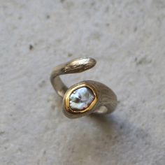 PEARL Snake RING en argent sterling et or. Perle baroque verte sertie sur or jaune et argent massif. Il s'agit d'une bague unique faite à la main. La perle mesure environ 7 mm Pierre de naissance de juin la taille de la bague est FR 54, mais elle peut également être réalisée sur commande Si vous ne connaissez pas votre taille de bague, vérifiez cette méthode : https://www.instagram.com/p/CTmHVMkATEg/ Silver High Luster Pearl Ring Fine Jewelry, Fine Jewelry Silver Pearl Ring With High Luster, Silver High Luster Pearl Ring For Anniversary, Silver Pearl Ring With High Luster, Silver Oval Pearl Ring With High Luster, Unique Polished Pearl Ring Gift, Unique Polished Pearl Ring As Gift, Silver High Luster Pearl Ring For Gift, Unique Polished Pearl Ring For Gift