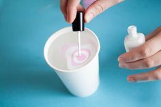 20 Life-Changing Hacks for Doing Your Nails --- these are actually really good tips! Cosmo Nails, Manicure Hacks, Nail Tricks, Painting Tricks, Elmers Glue, Nail Hacks, Painting 101