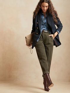 Denim Shirt Outfits, Denim Shirt Outfit, Fitted Denim Shirt, Tomboy Chic, Professional Outfits Women, Androgynous Fashion, Casual Work Outfits, Tomboy Fashion, Professional Outfits